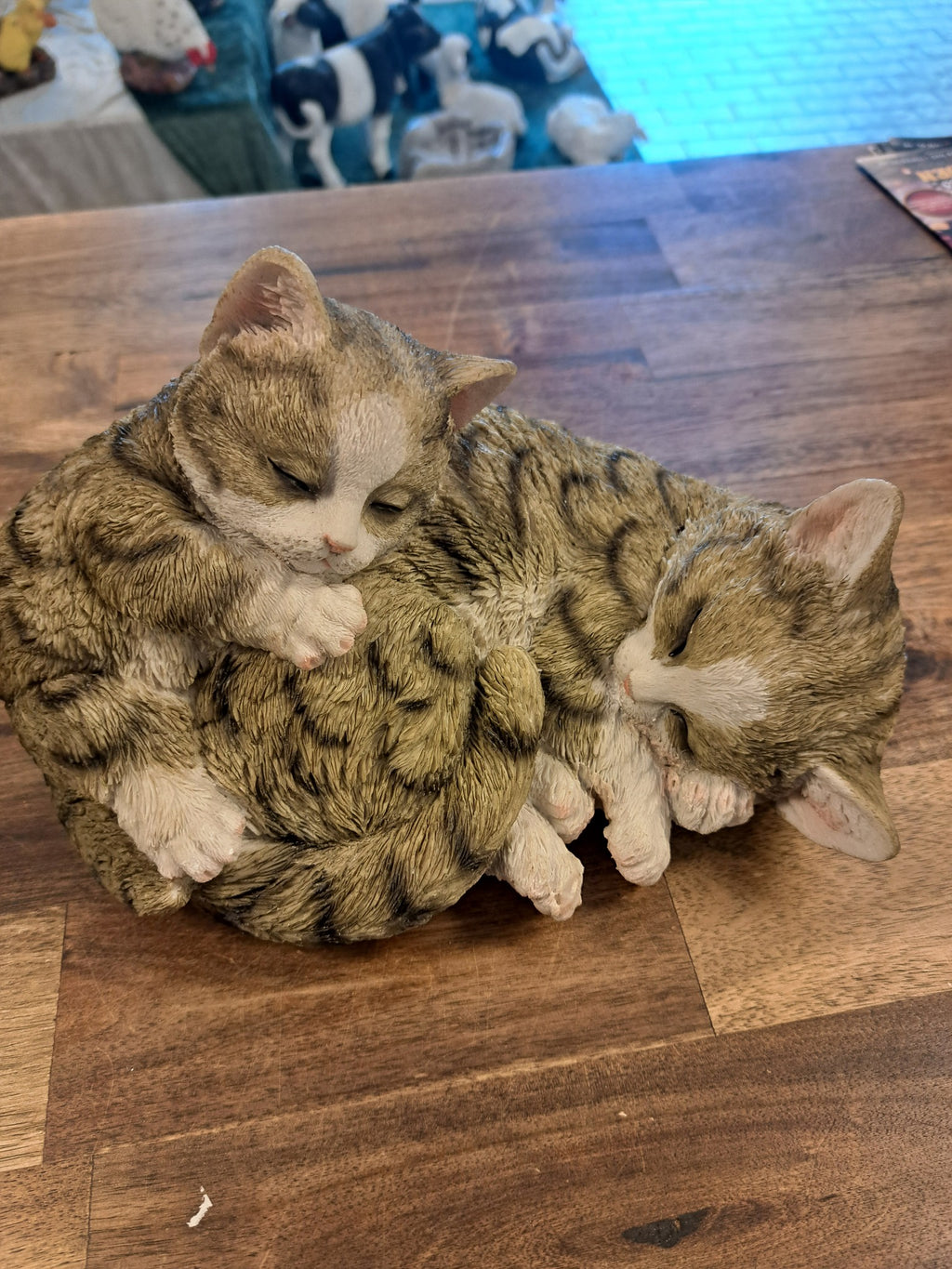 Kat sover med baby Kat statue naturtro – vejrbestandig dekoration udendørs