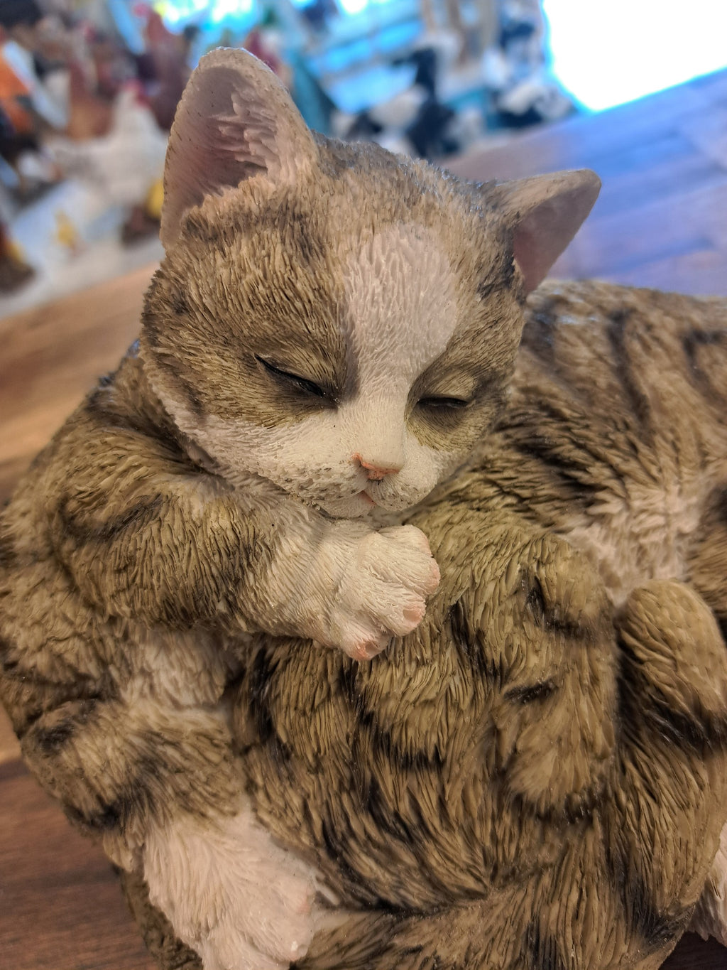 Kat sover med baby Kat statue naturtro – vejrbestandig dekoration udendørs