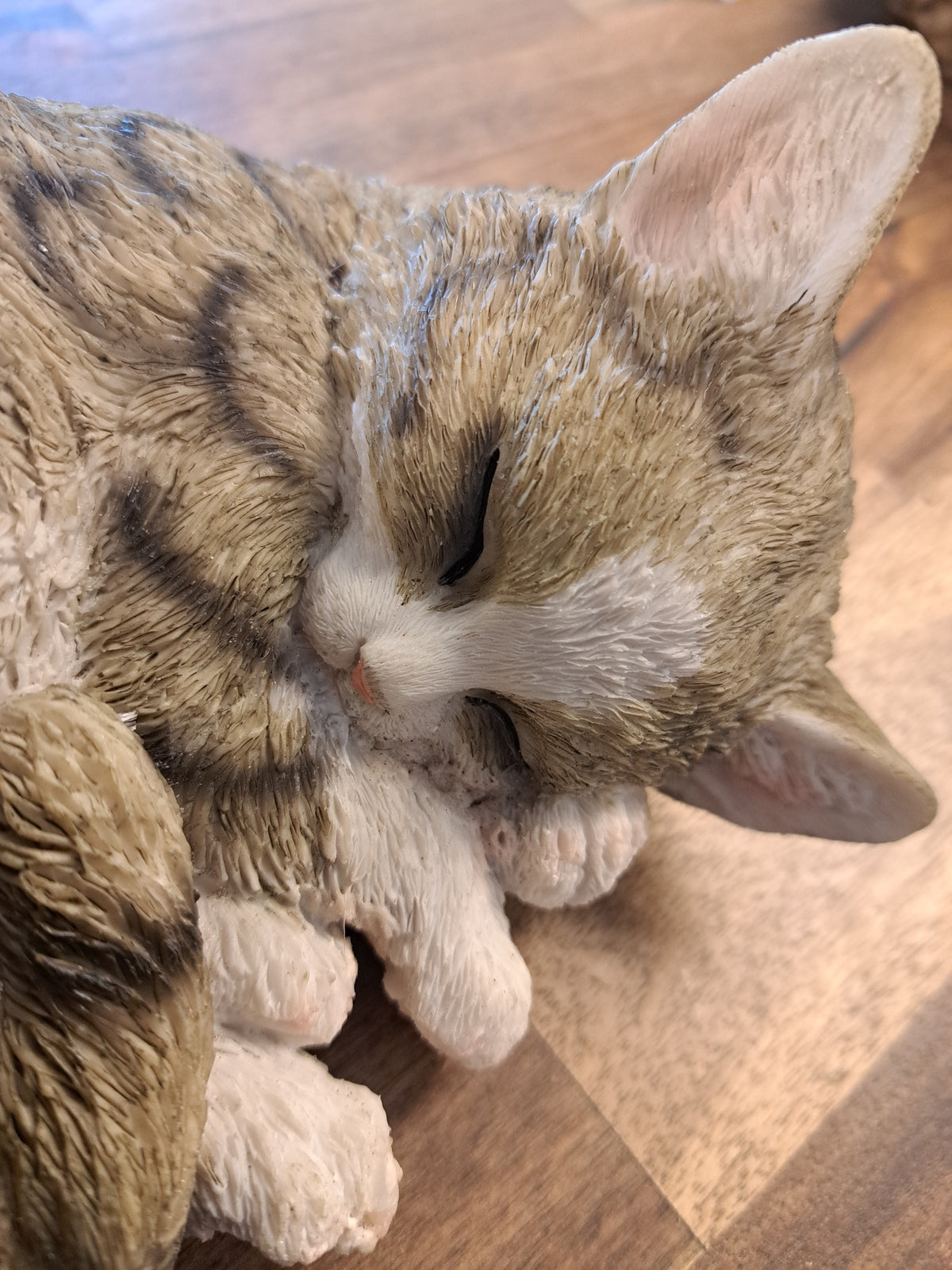 Kat sover med baby Kat statue naturtro – vejrbestandig dekoration udendørs