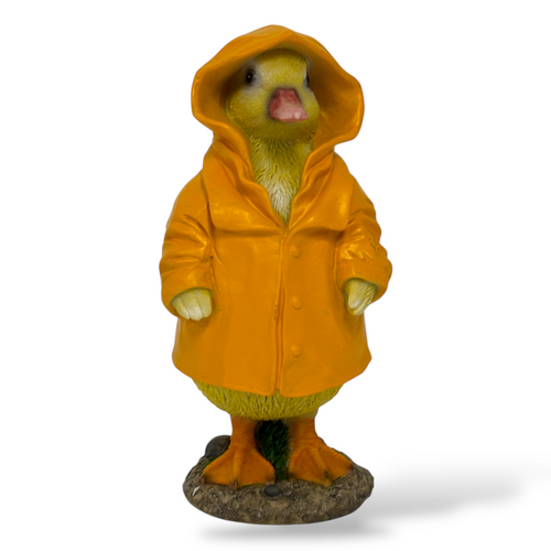 And figur med regnfrakke – sjov dekoration til hjem og have