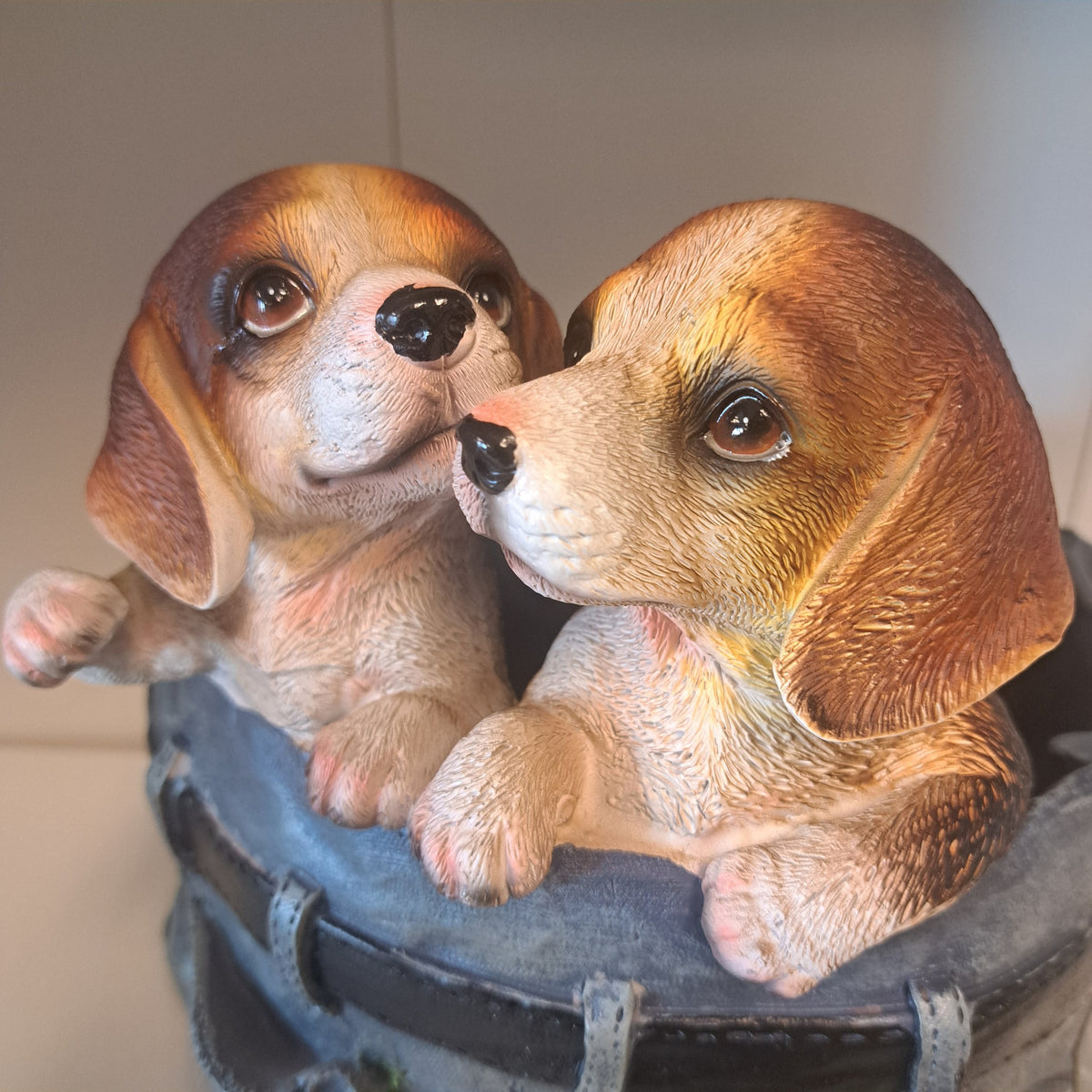 Hund figur med taske – dekorativ til hjem og have