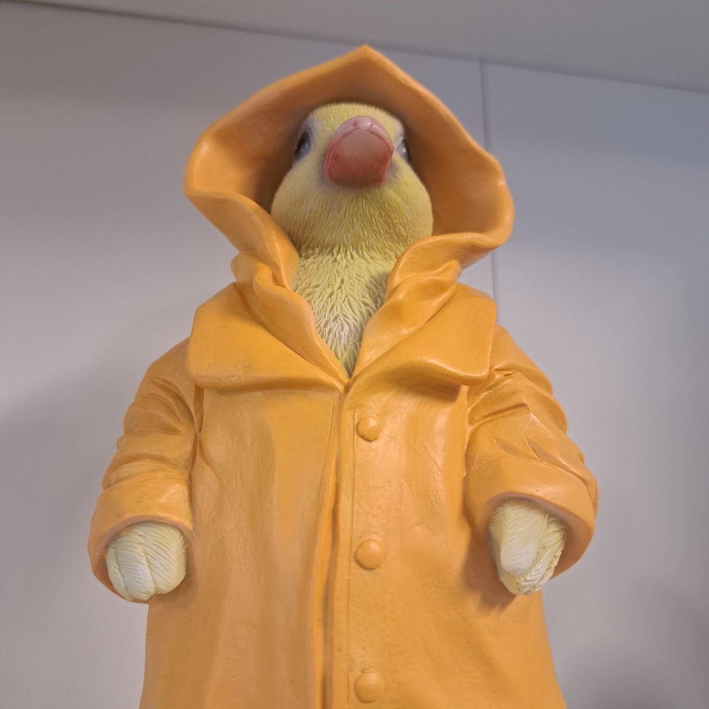And figur med regnfrakke – sjov dekoration til hjem og have
