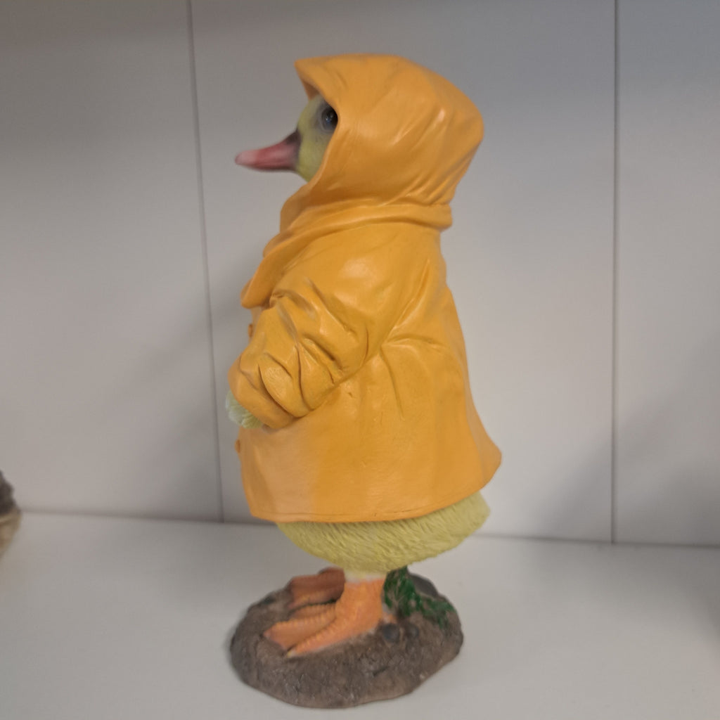 And figur med regnfrakke – sjov dekoration til hjem og have