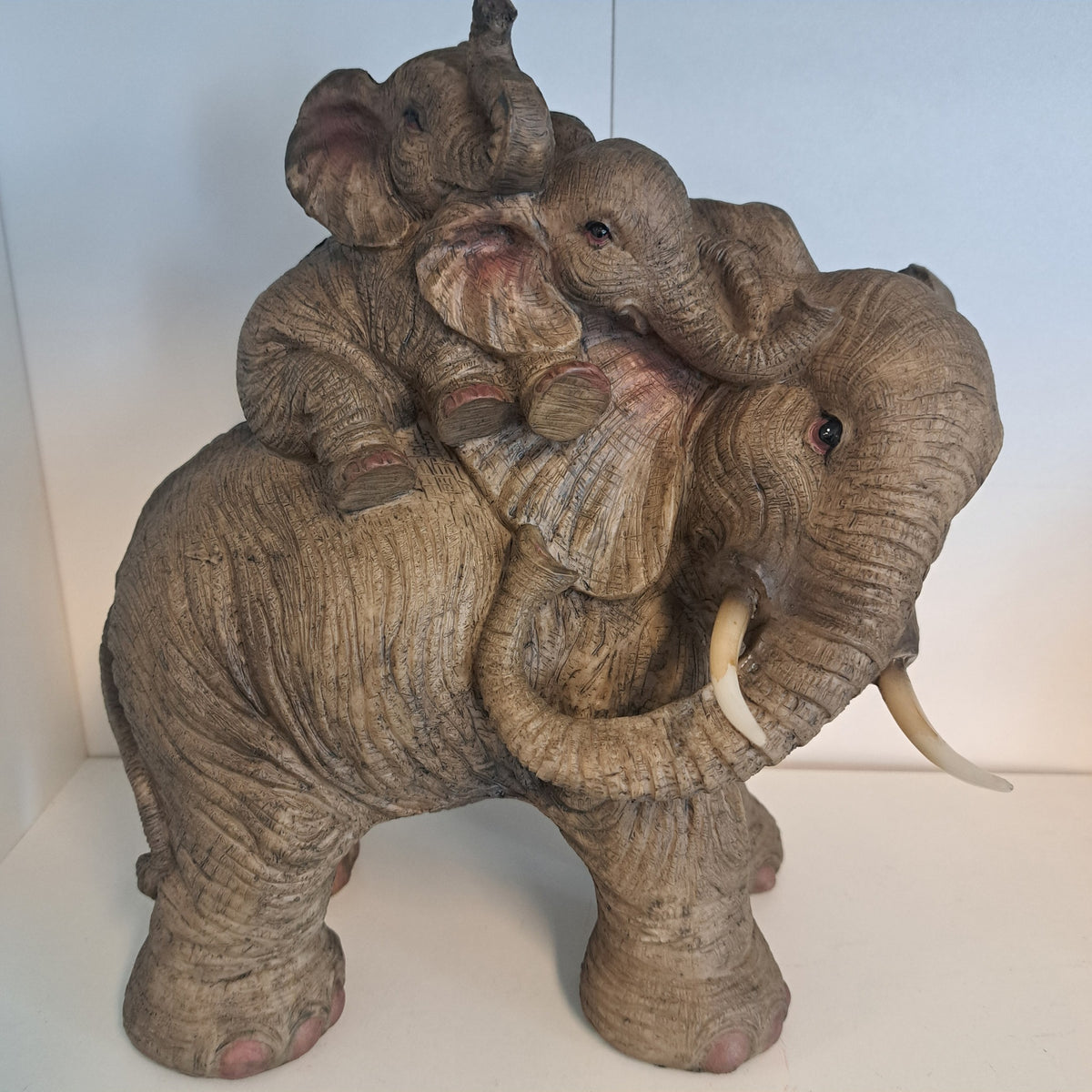 Elefantgruppe på 3 – dekorativ og naturinspireret figur