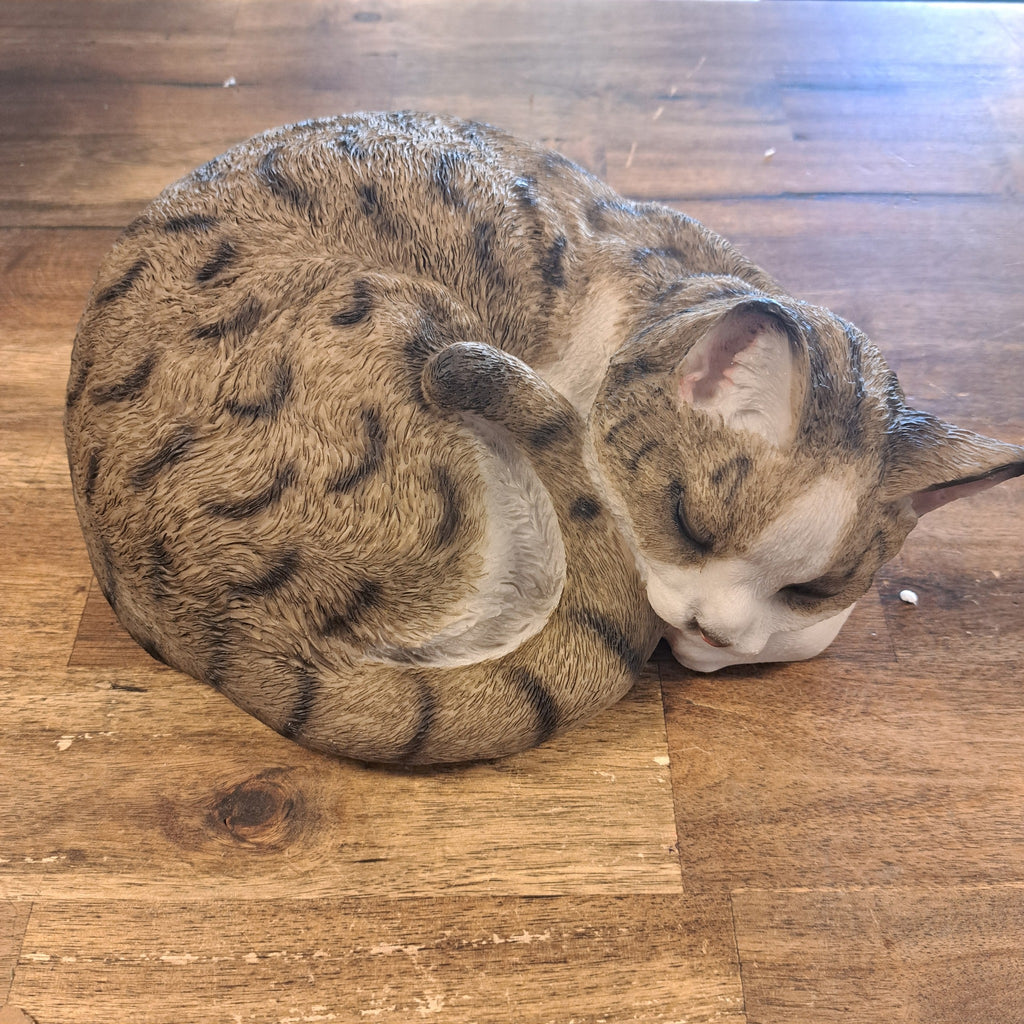 kat sover Realistisk kattefigur – naturtro kat statue til haven