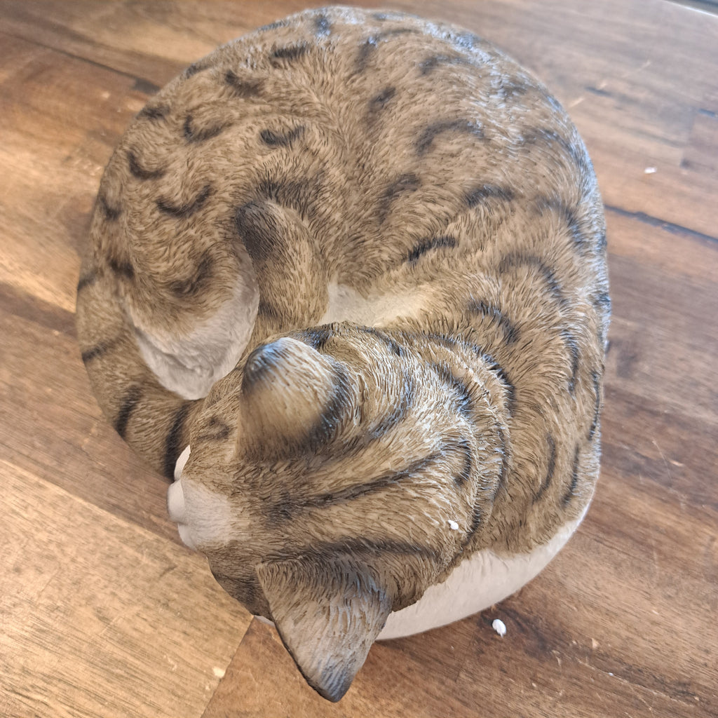 kat sover Realistisk kattefigur – naturtro kat statue til haven