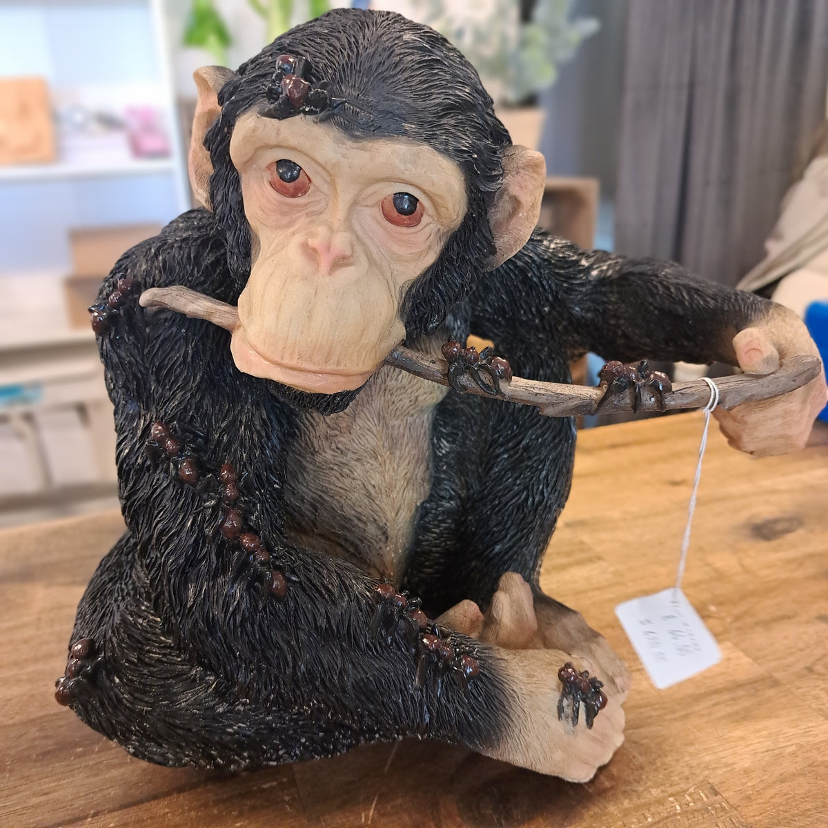 Chimpanse figur med pind – dekorativ og unik havefigur