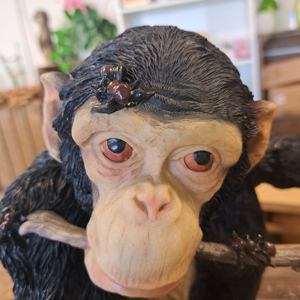 Chimpanse figur med pind – dekorativ og unik havefigur