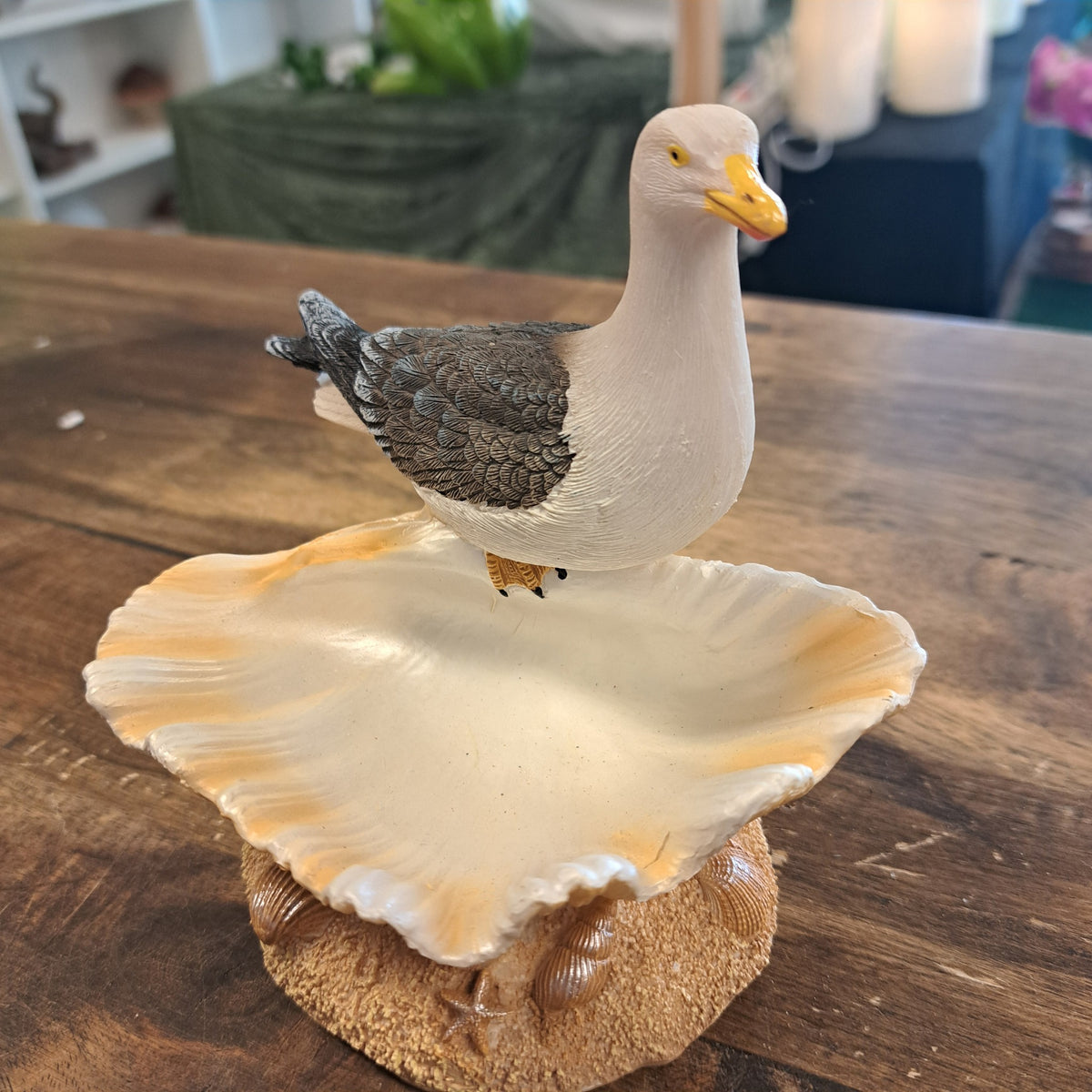 Måge figur med musling – perfekt til sommerhus og have