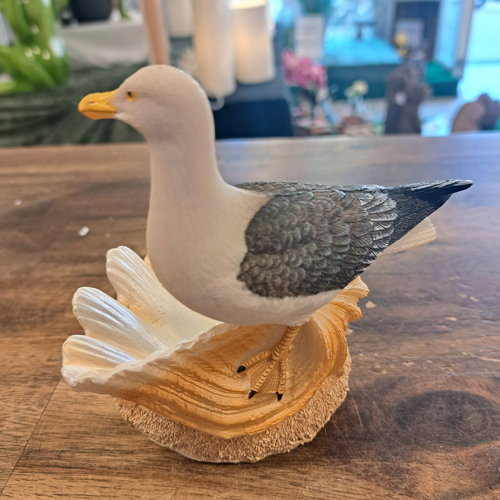 Måge figur med musling – perfekt til sommerhus og have