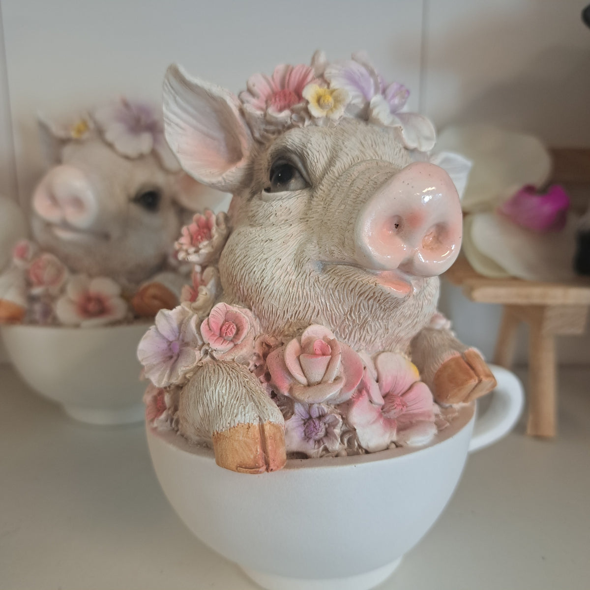 Dekorativ gris kop med blomst – sød og kreativ have- og boligdekoration