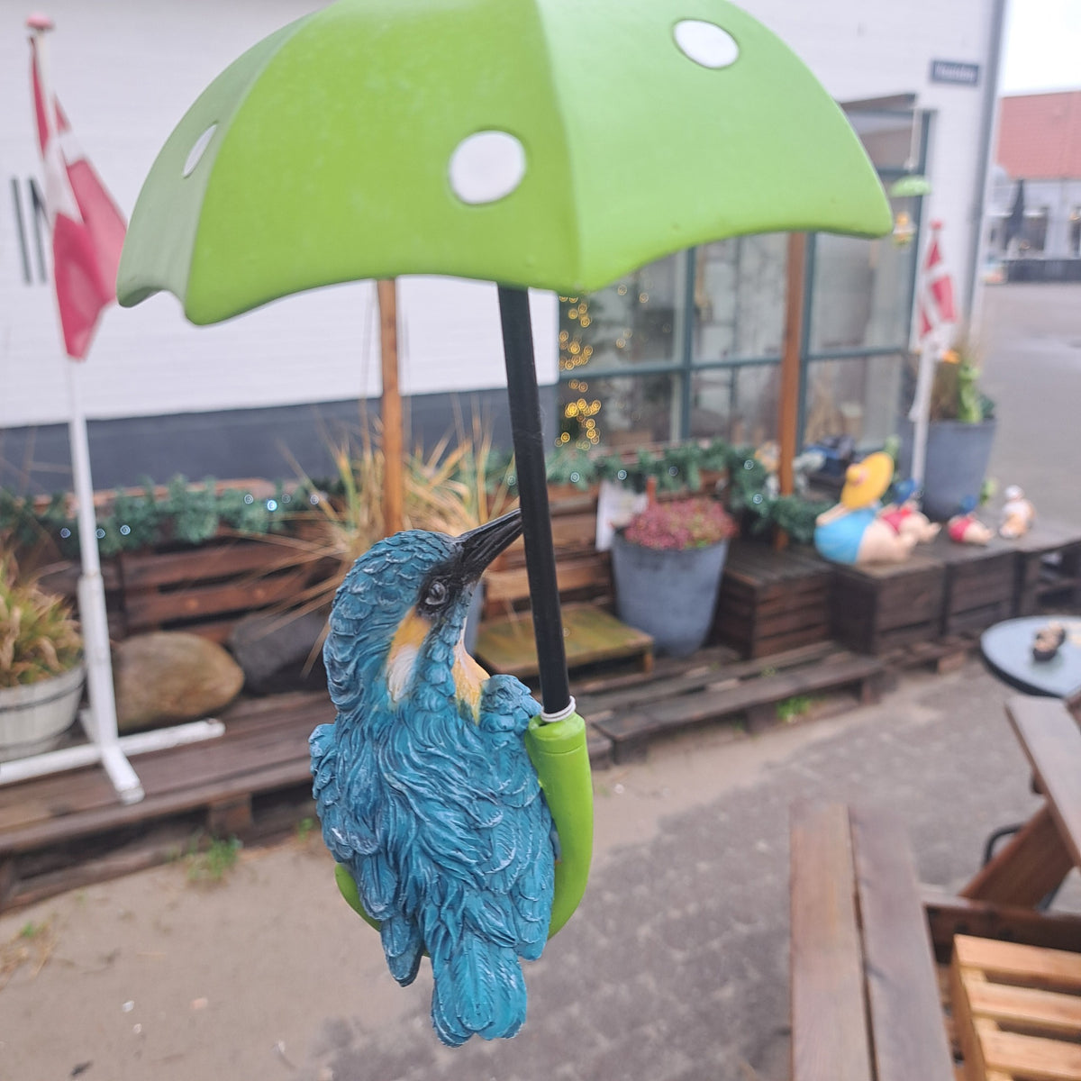 Dekorativ isfugl figur med paraply – elegant og farverig have- og boligdekoration