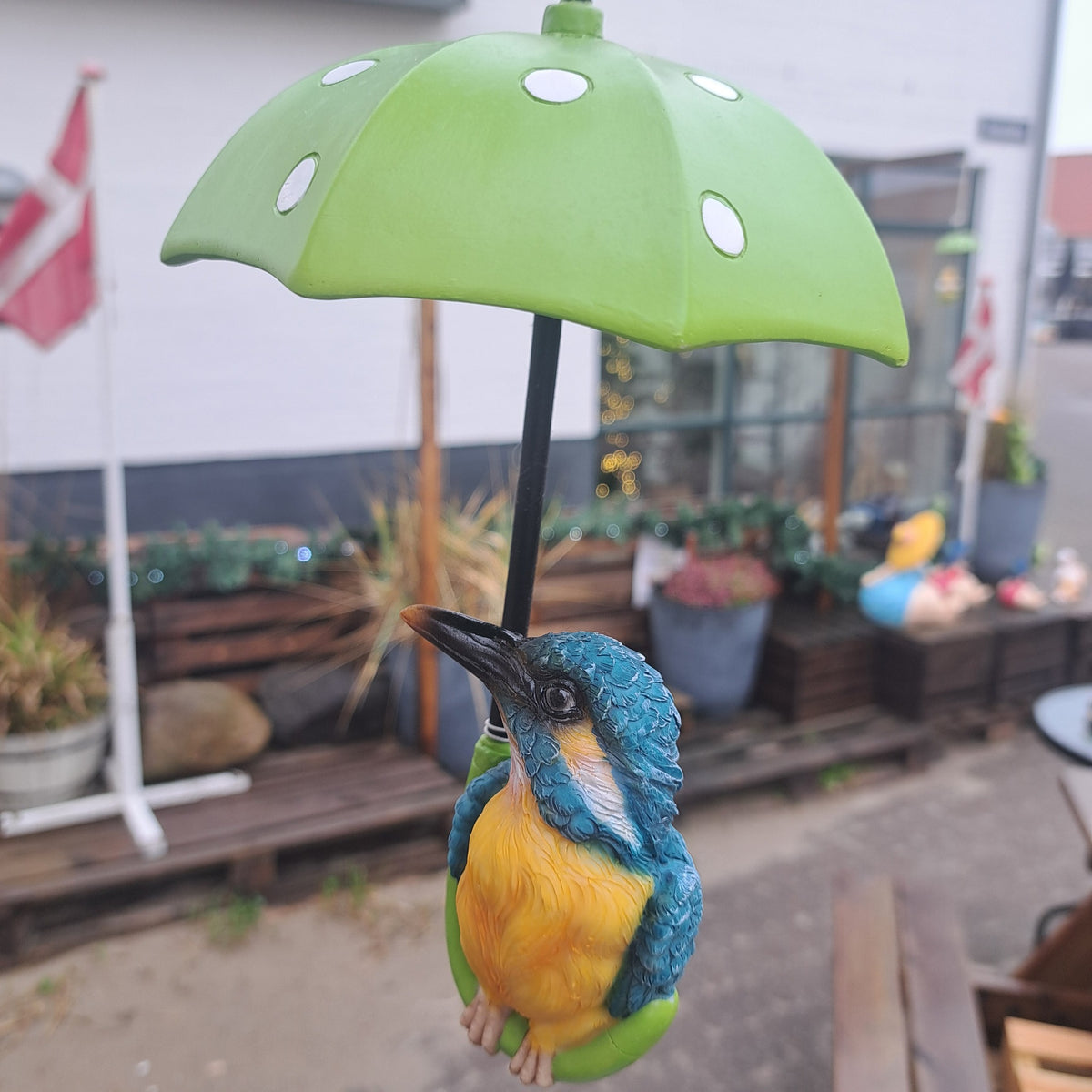 Dekorativ isfugl figur med paraply – elegant og farverig have- og boligdekoration