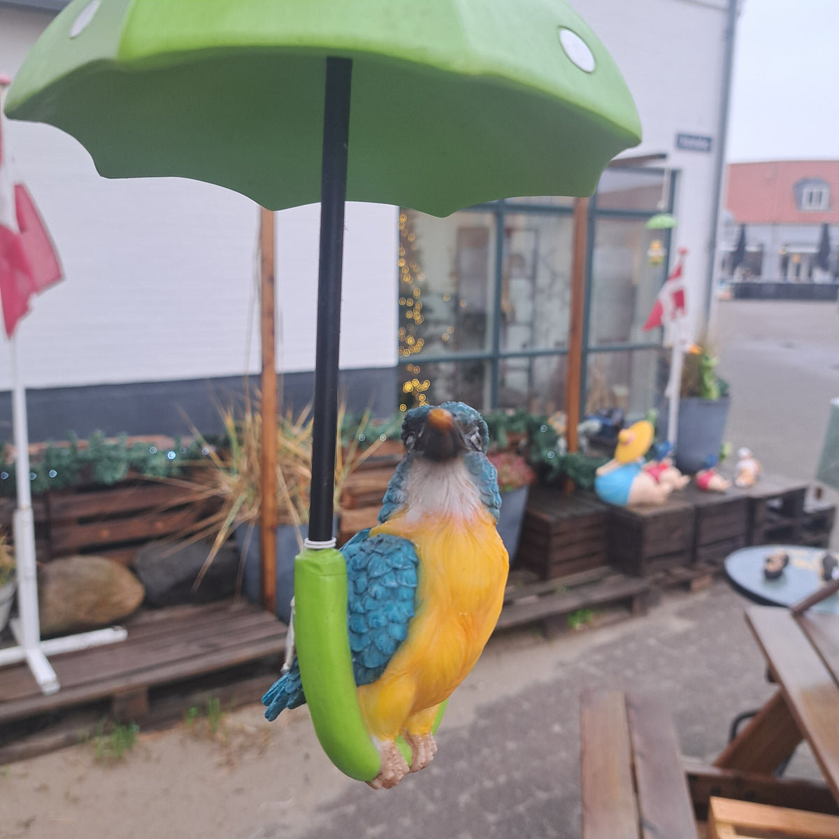 Dekorativ isfugl figur med paraply – elegant og farverig have- og boligdekoration