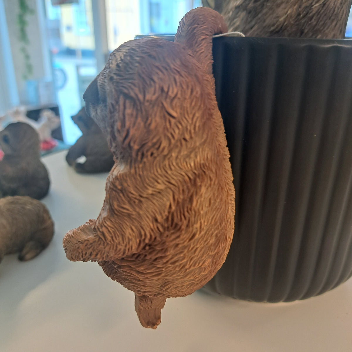 Dovendyr hængende – dekorativ havefigur i støbt sten