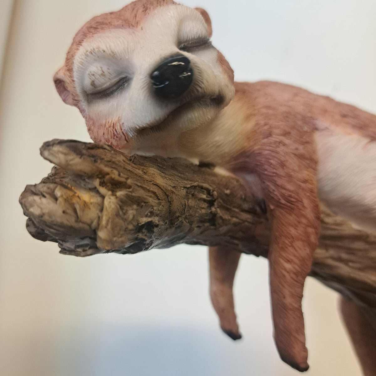 Surikat sover – dekorativ og naturtro dyrefigur