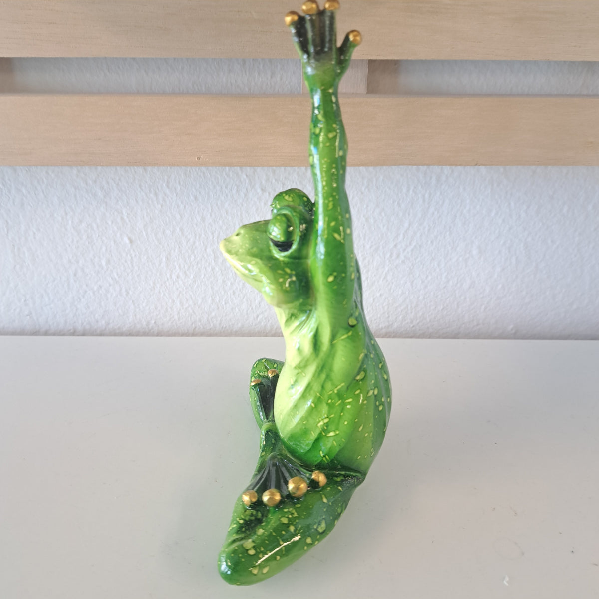 Sød yoga frø figur – dekorativ figur til hjem og have
