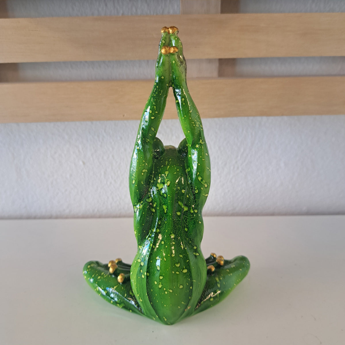 Sød yoga frø figur – dekorativ figur til hjem og have