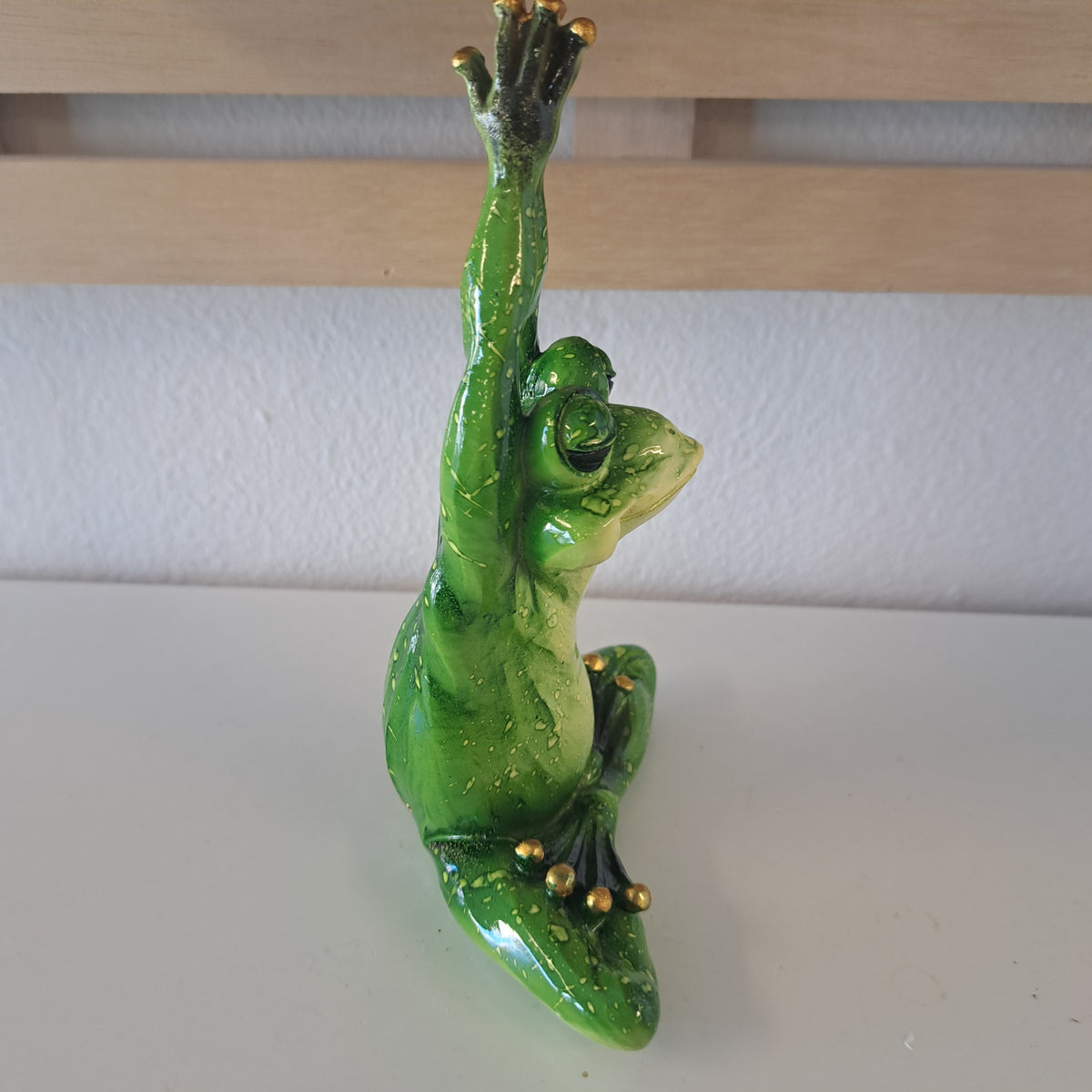 Sød yoga frø figur – dekorativ figur til hjem og have