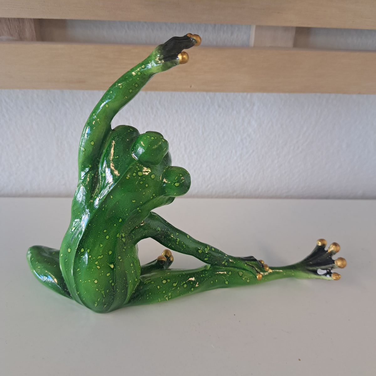 Sød yoga frø figur – dekorativ figur til hjem og have