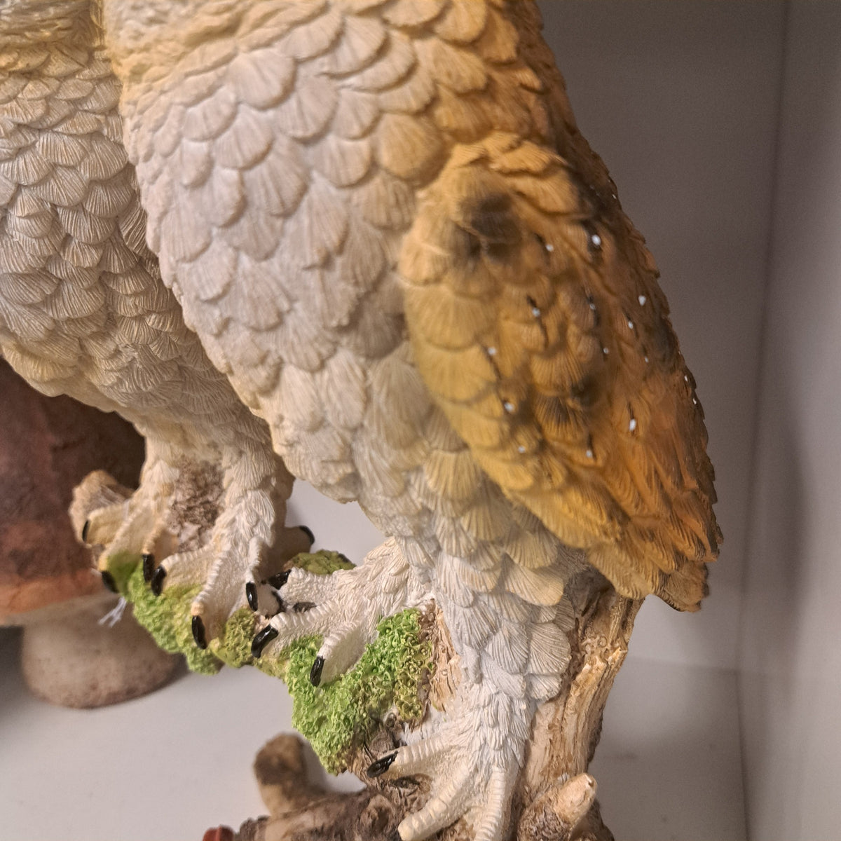 Brunt uglepar – dekorativ figur i kunstharpiks
