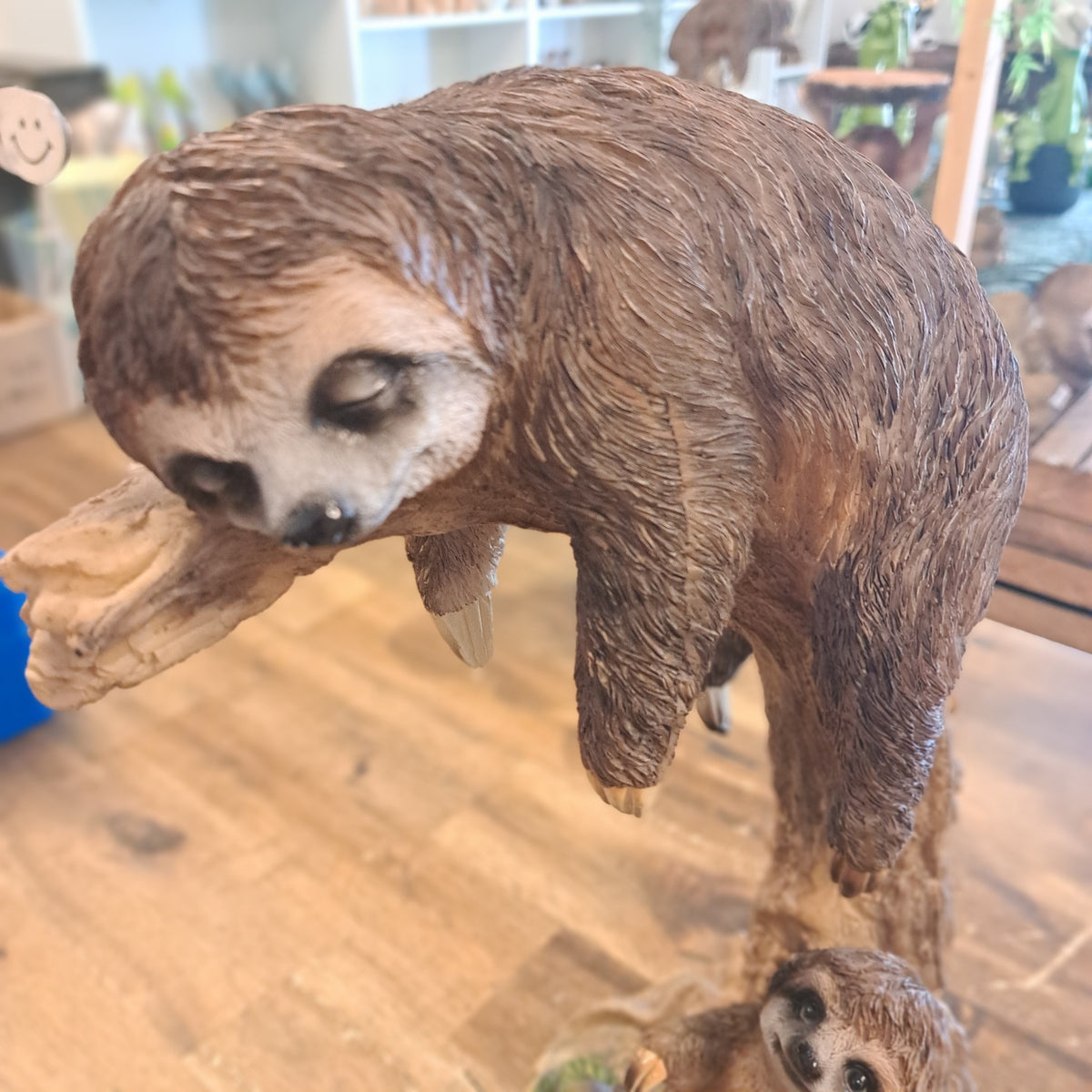 Stort sovende dovendyr figur – dekorativ figur til hjem og have