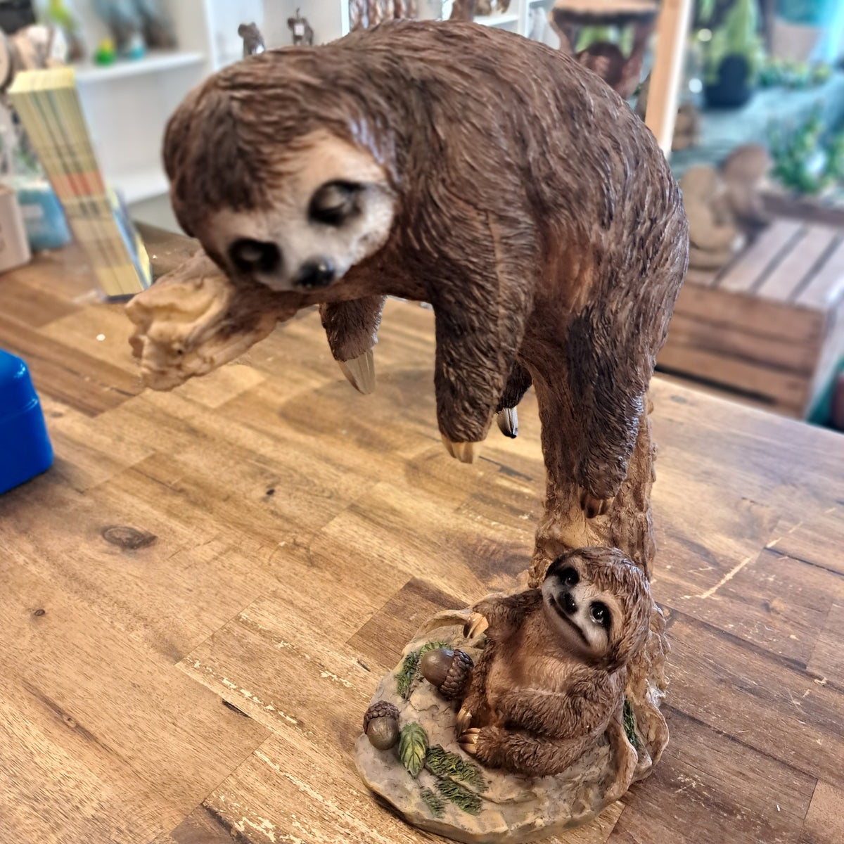 Stort sovende dovendyr figur – dekorativ figur til hjem og have