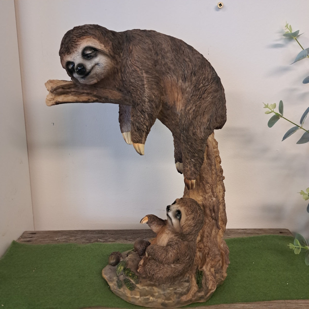 Stort sovende dovendyr figur – dekorativ figur til hjem og have