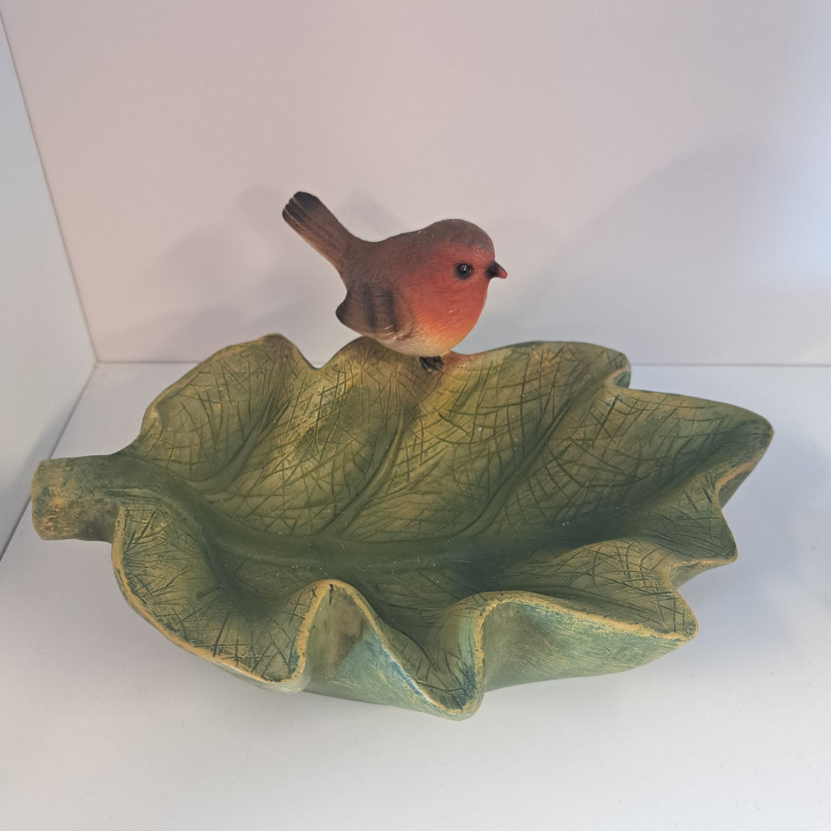 Fuglebad formet som et blad – dekorativt fuglebad