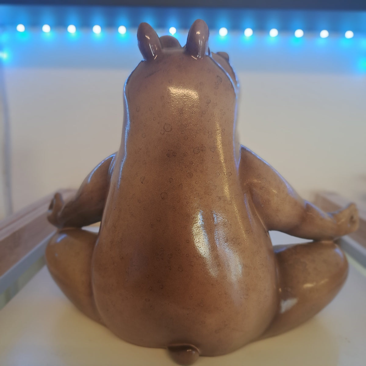 Yoga-flodhest – dekorativ figur i kunstharpiks