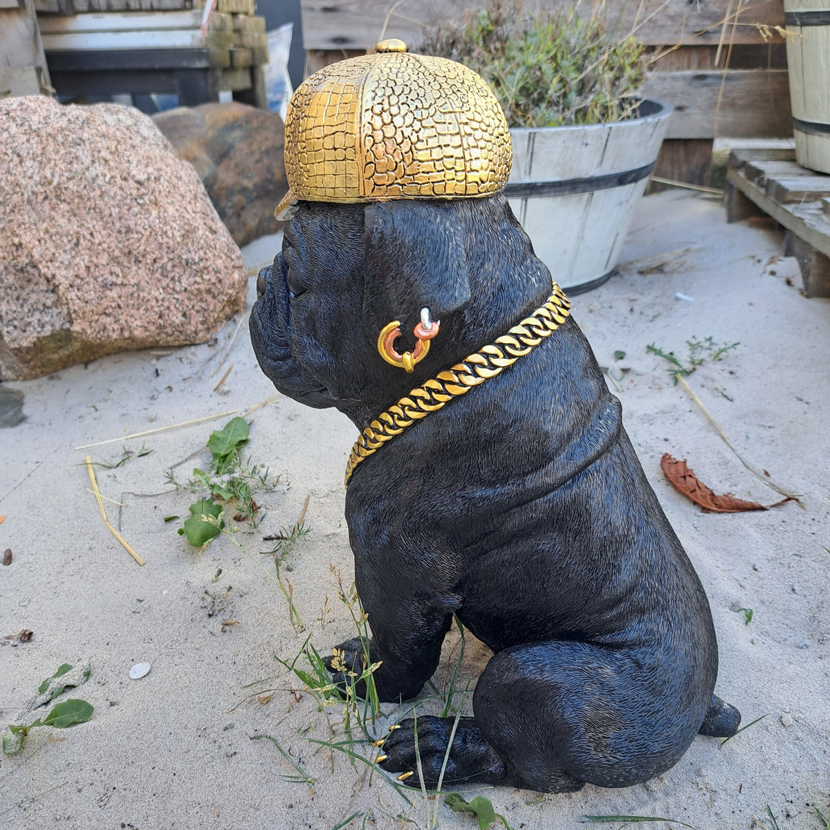 Stor hund med kasket figur – dekorativ figur til hjemmet