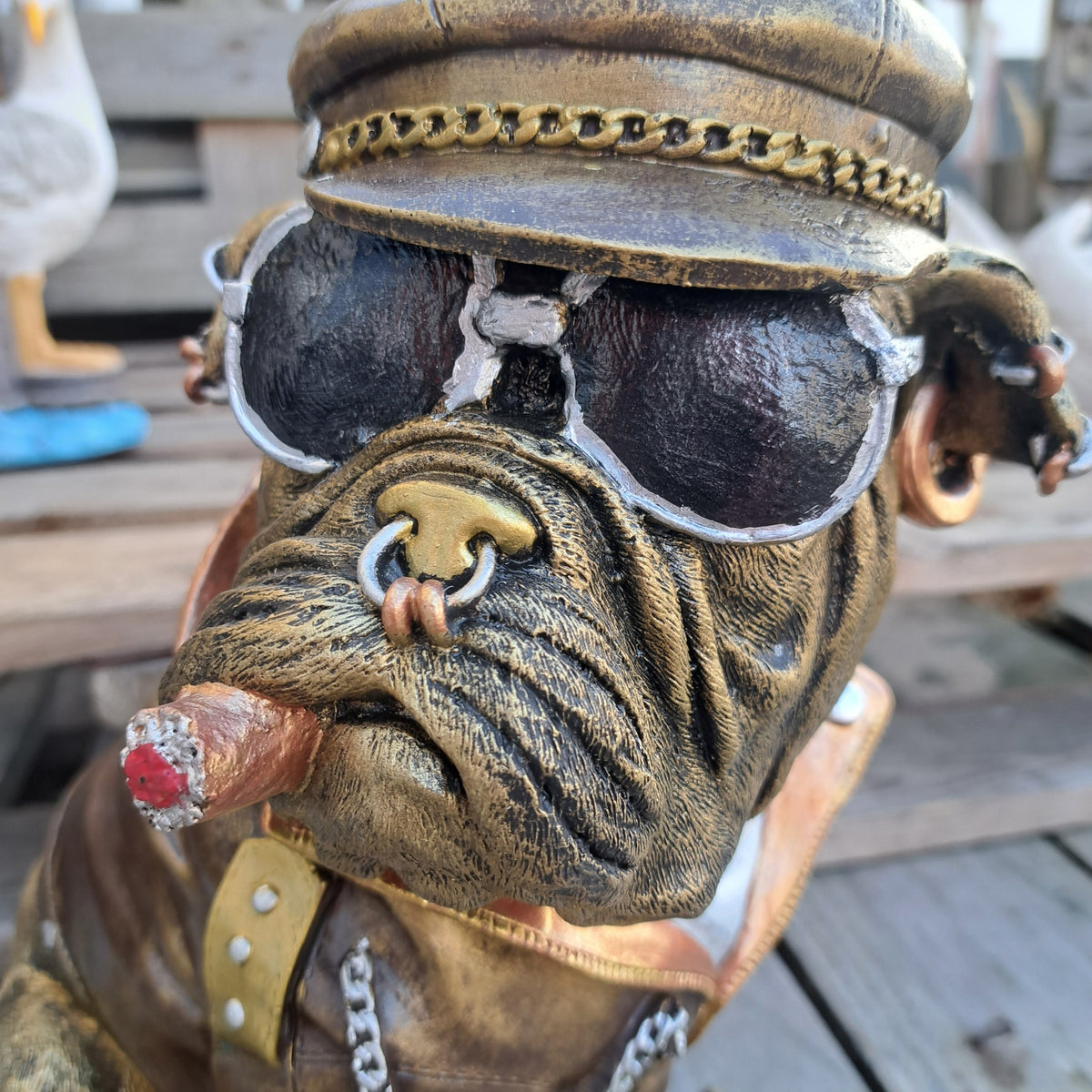 Bulldog med hue i guld– dekorativ figur til hjemmet