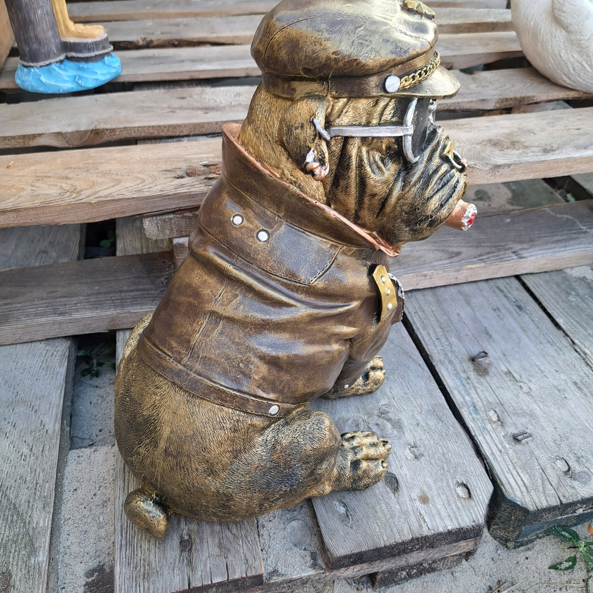 Bulldog med hue i guld– dekorativ figur til hjemmet