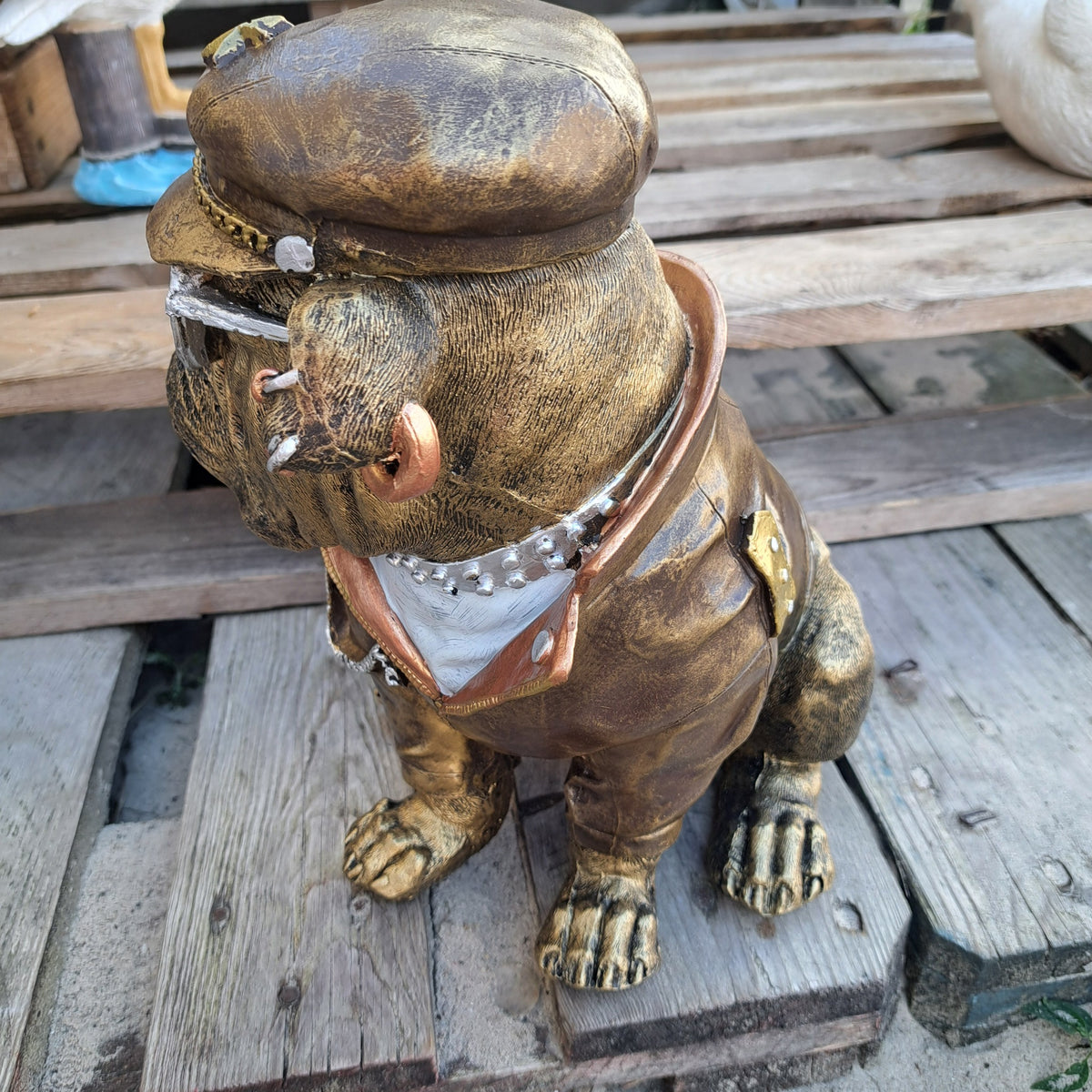 Bulldog med hue i guld– dekorativ figur til hjemmet