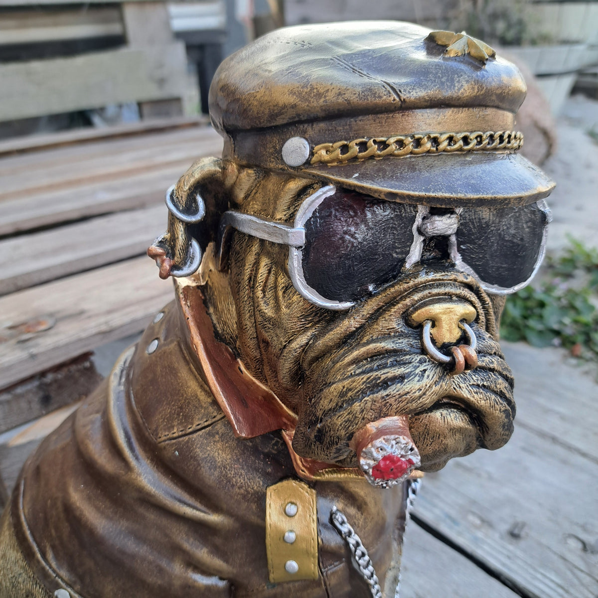 Bulldog med hue i guld– dekorativ figur til hjemmet